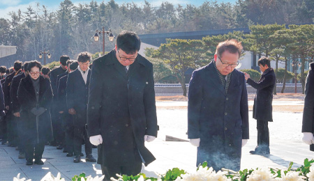 교무위원 5·18 민주묘역 참배로 2026년 개교 80주년 열어