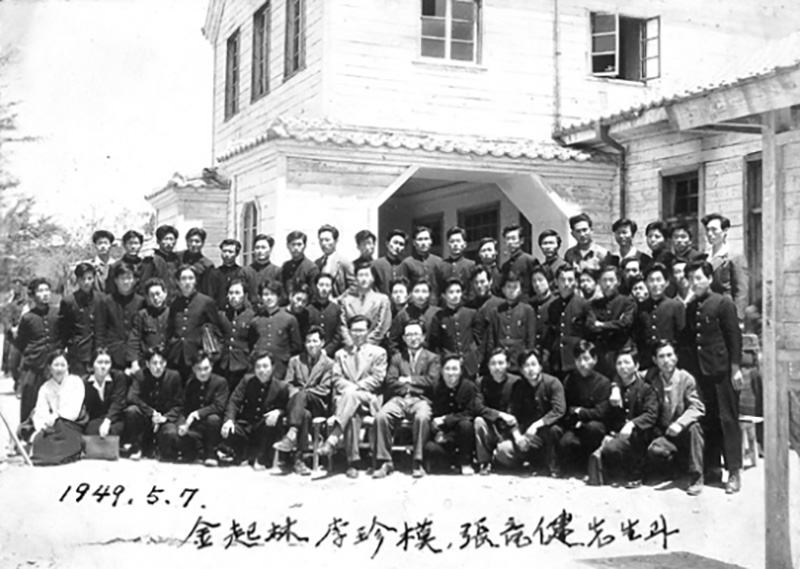[1949. 5.7.] 완공된 첫 교사앞에서의 기념촬영 THUMBNAIL