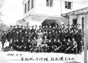 [1949. 5.7.] 완공된 첫 교사앞에서의 기념촬영 THUMBNAIL